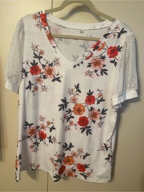 V-Neck Floral Short Sleeve Tee - White with Red & Peach Blooms
